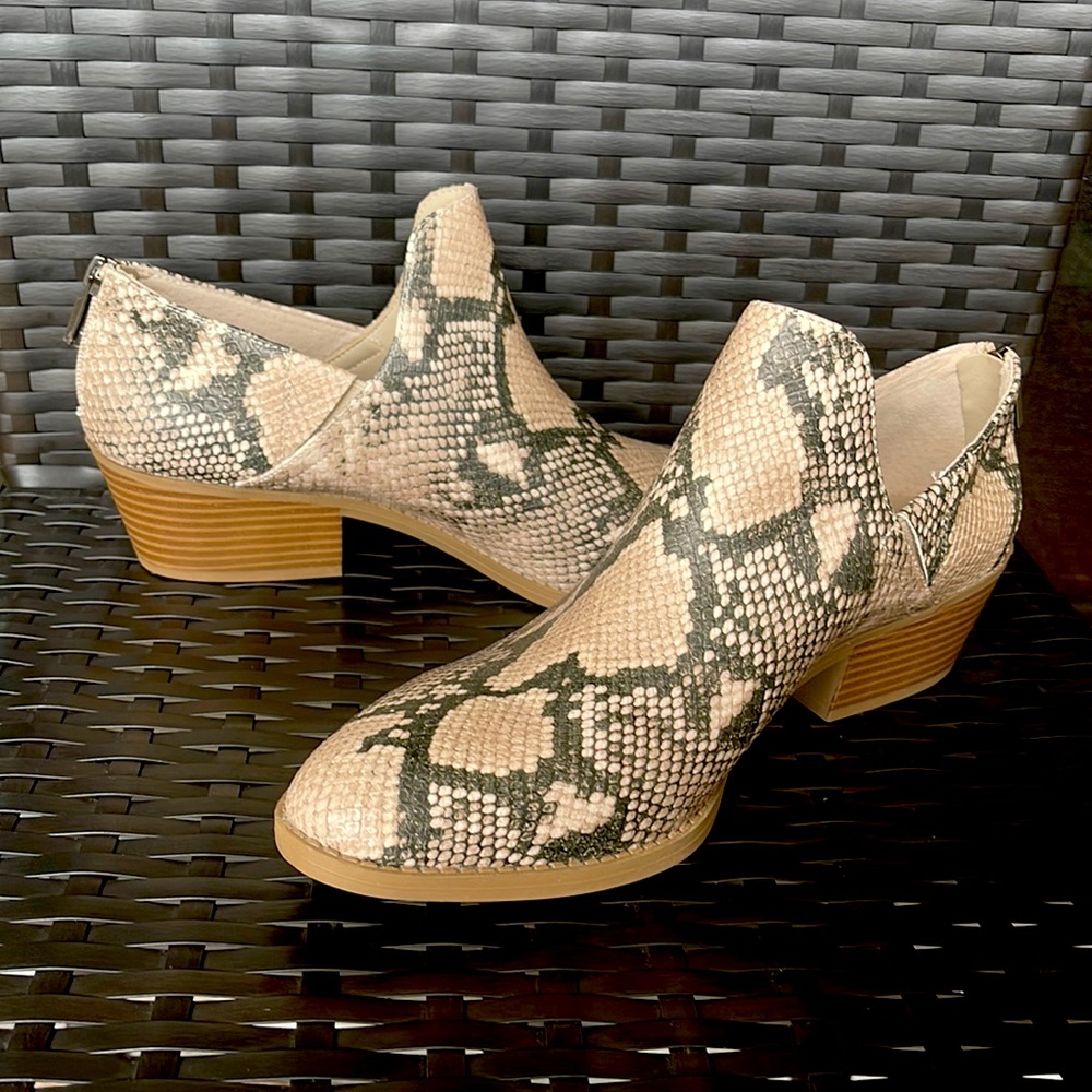 ✨LIKE NEW✨ Kaari Blue Faux Snakeskin Black and Tan Ankle Boots